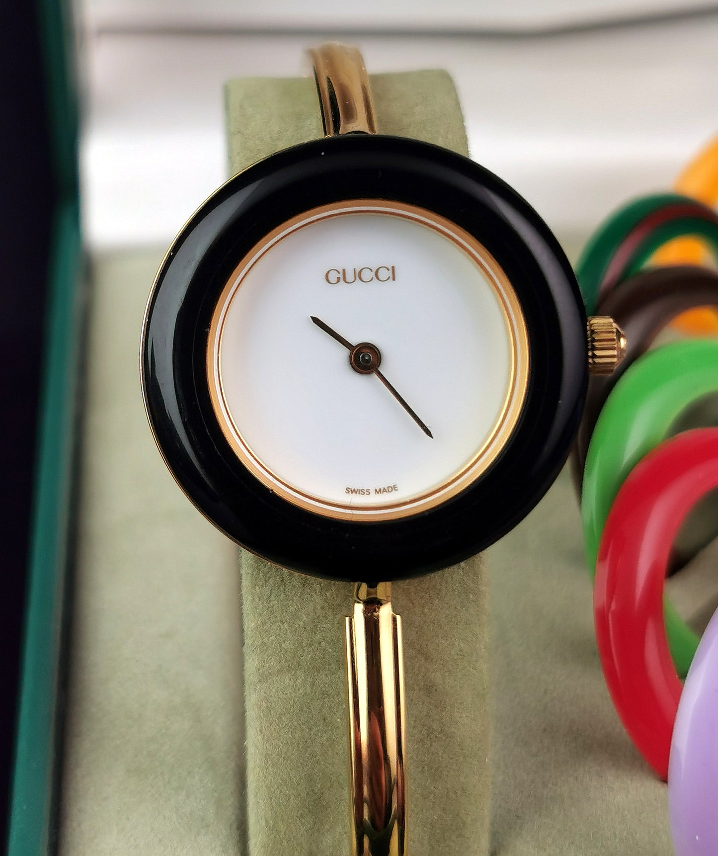 Vintage Gucci 11/12.2 ladies gold plated wristwatch, bracelet strap, changeable bezels
