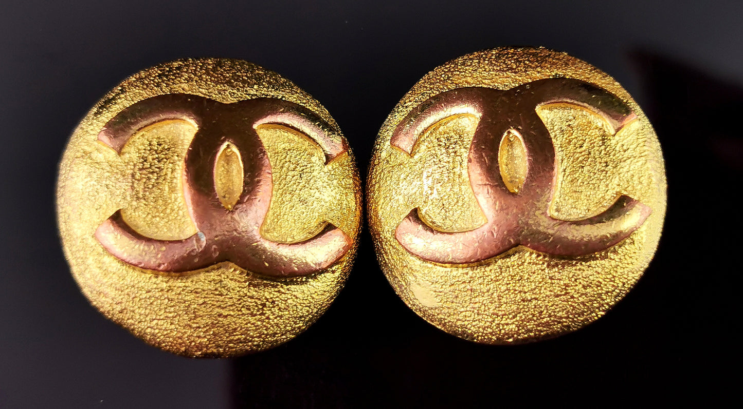 Vintage Chanel CC logo clip on earrings, Gold tone
