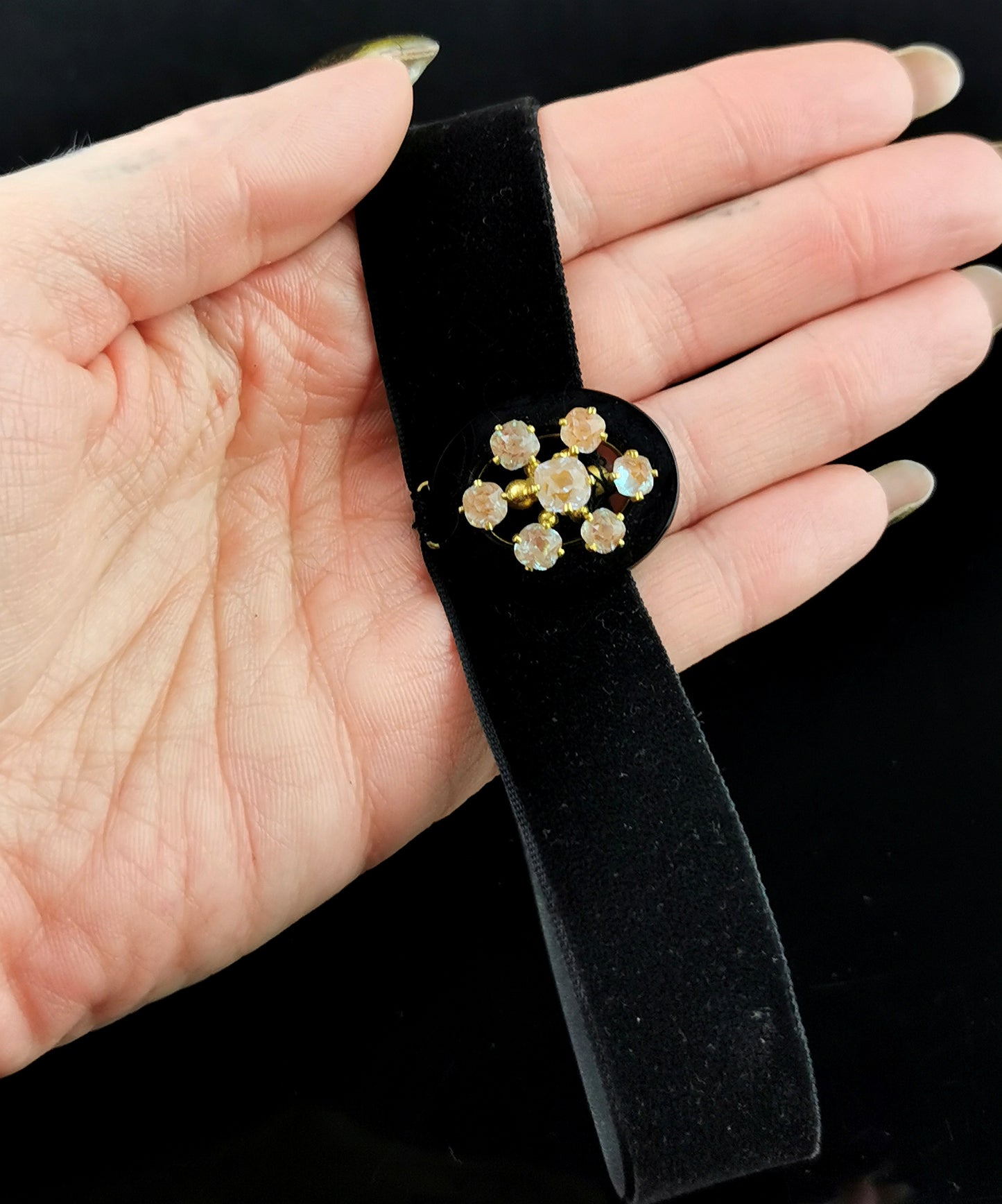 Antique Saphiret flower choker necklace, Black velvet