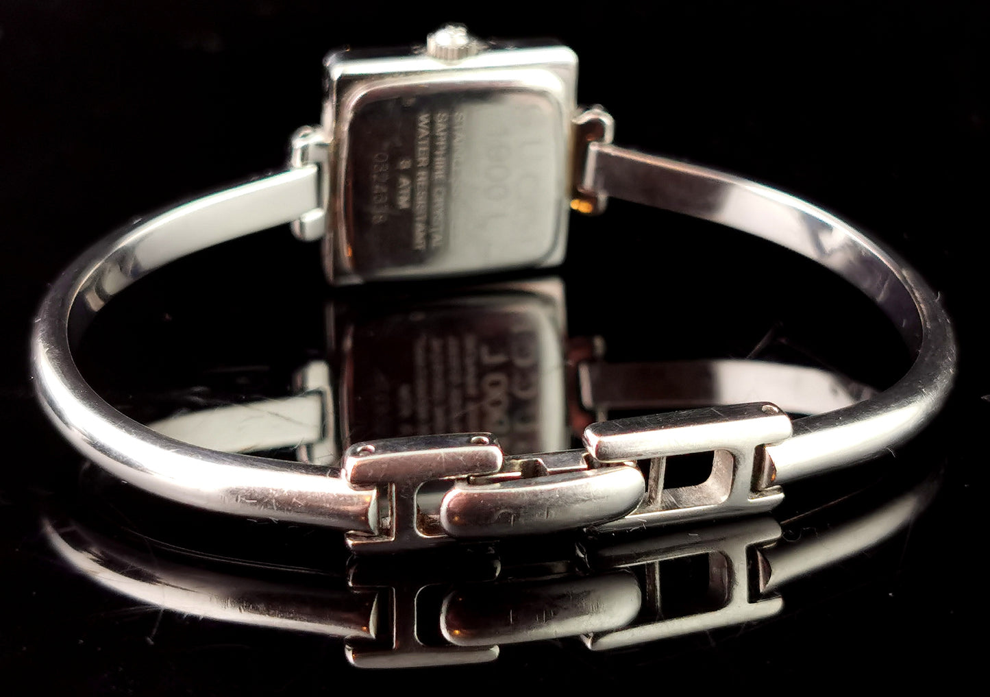 Vintage Gucci 1900l ladies wristwatch, bangle strap