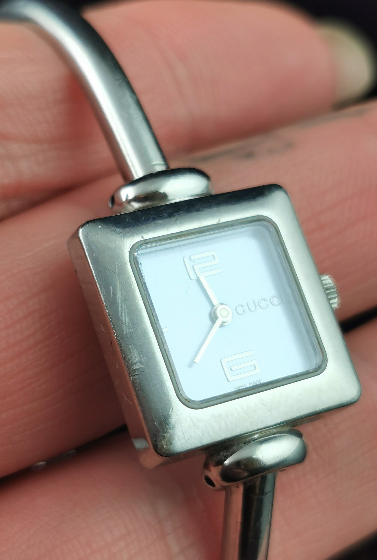 Vintage Gucci 1900l ladies wristwatch, bangle strap