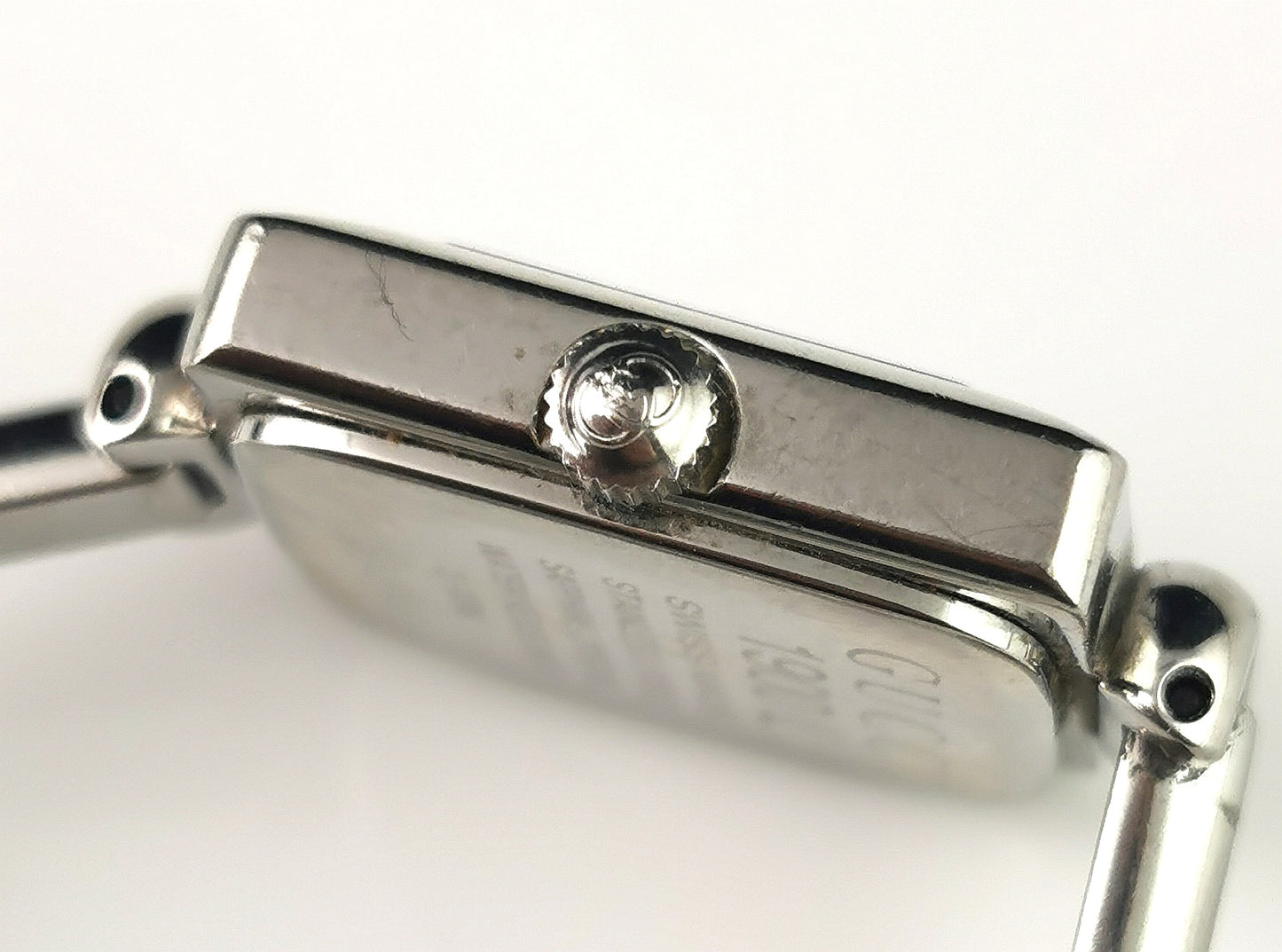 Vintage Gucci 1900l ladies wristwatch, bangle strap