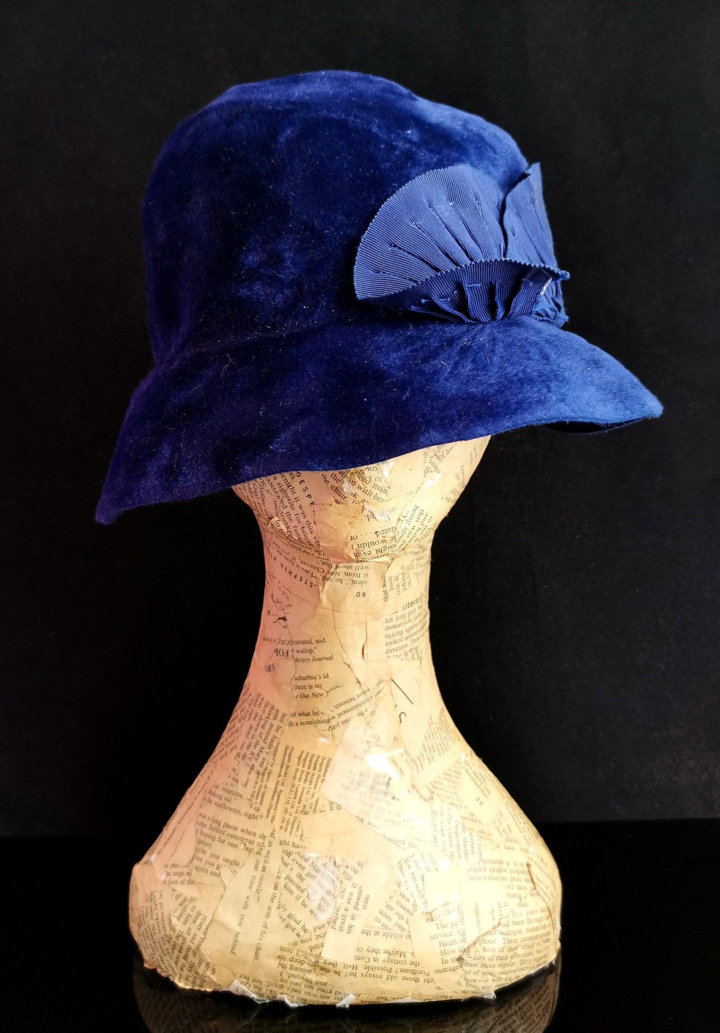 Vintage 1920s cobalt blue velvet cloche hat