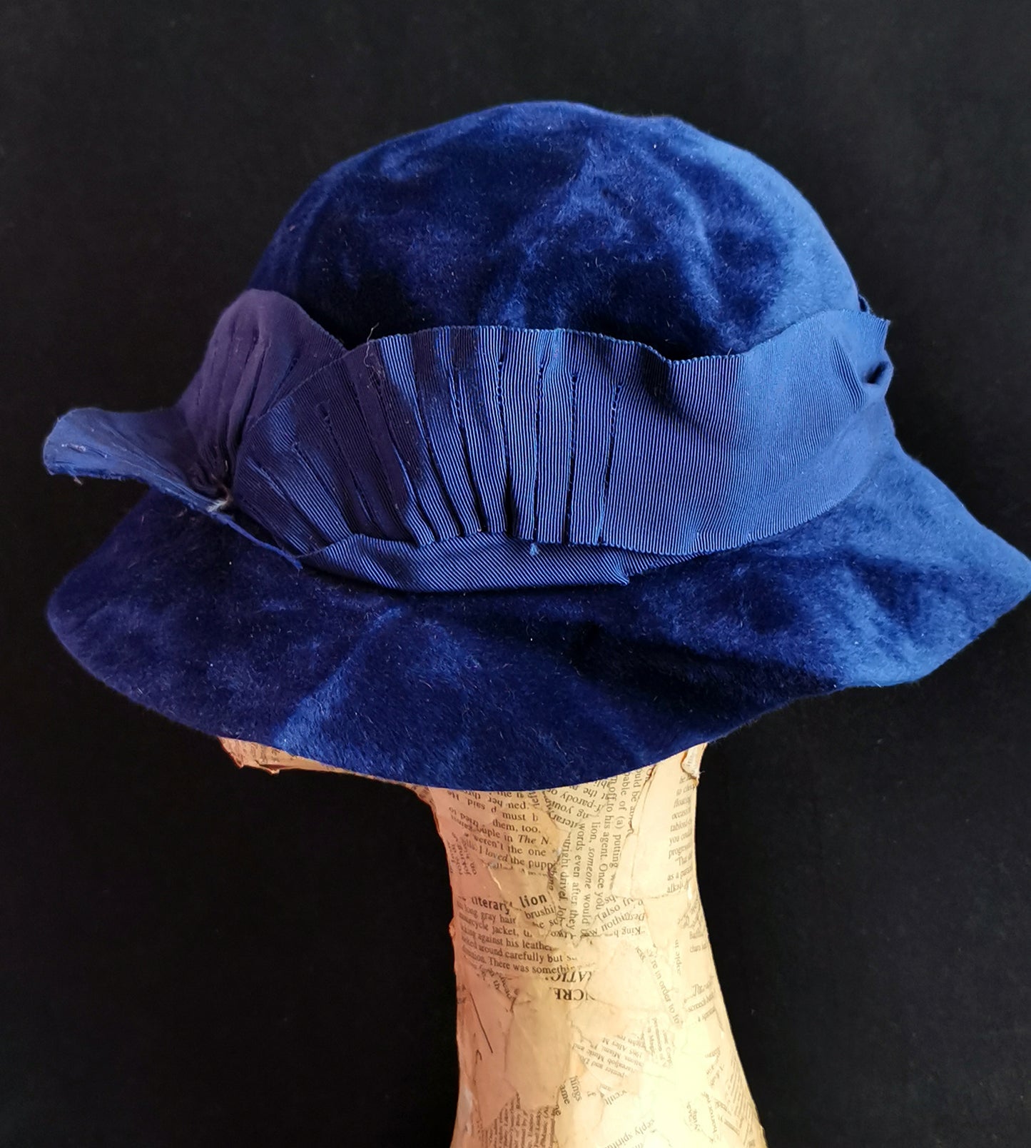 Vintage 1920s cobalt blue velvet cloche hat