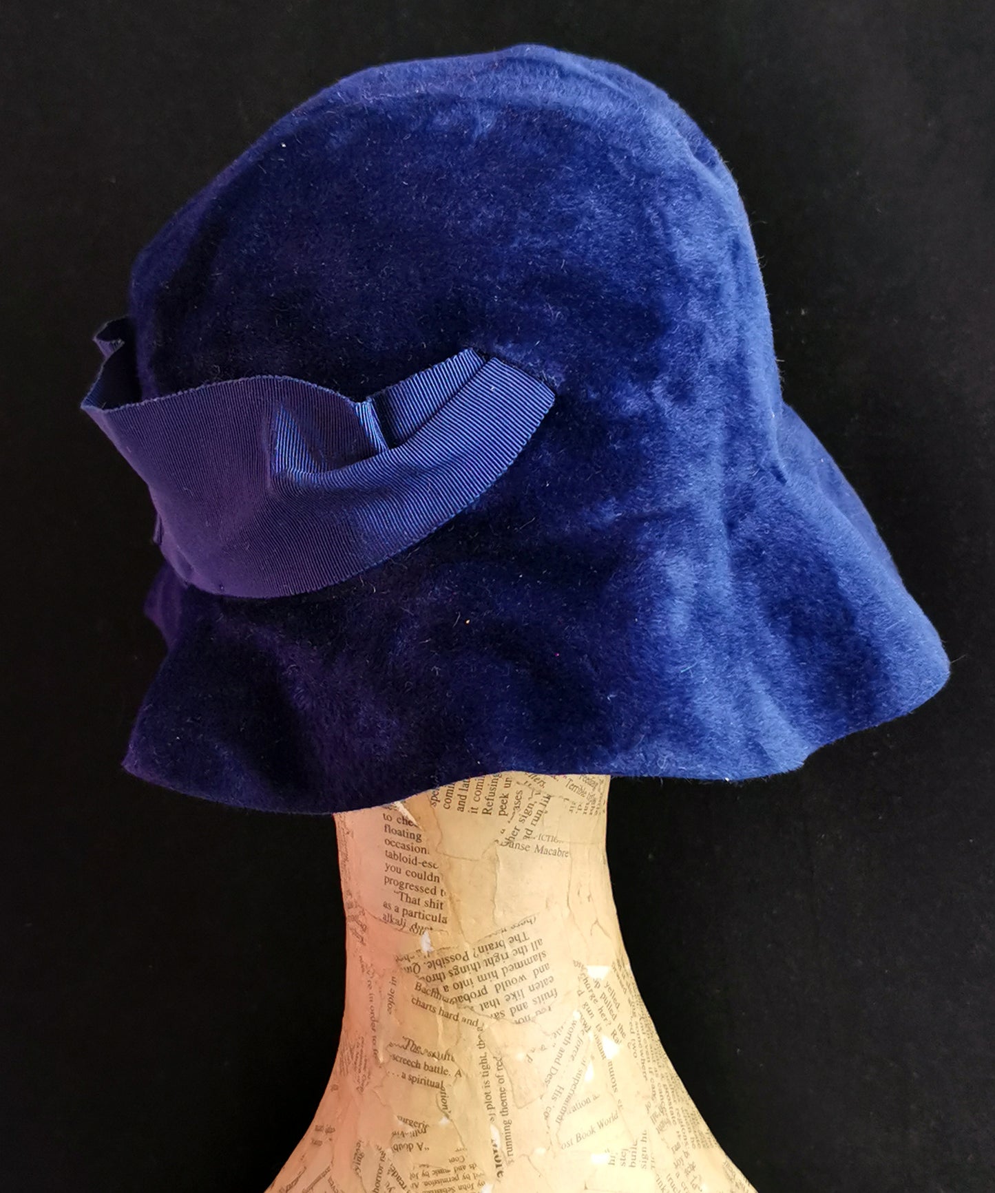 Vintage 1920s cobalt blue velvet cloche hat