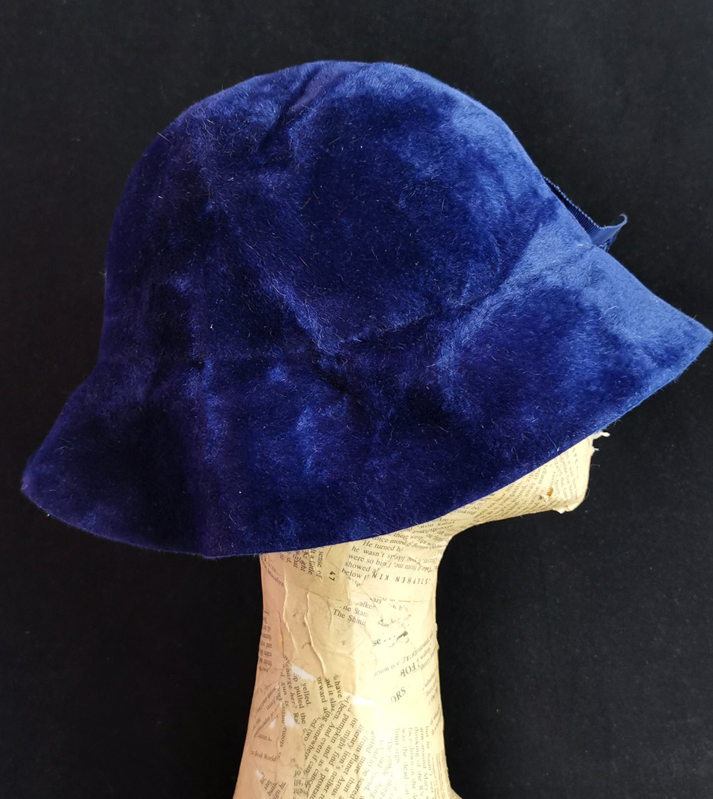 Vintage 1920s cobalt blue velvet cloche hat