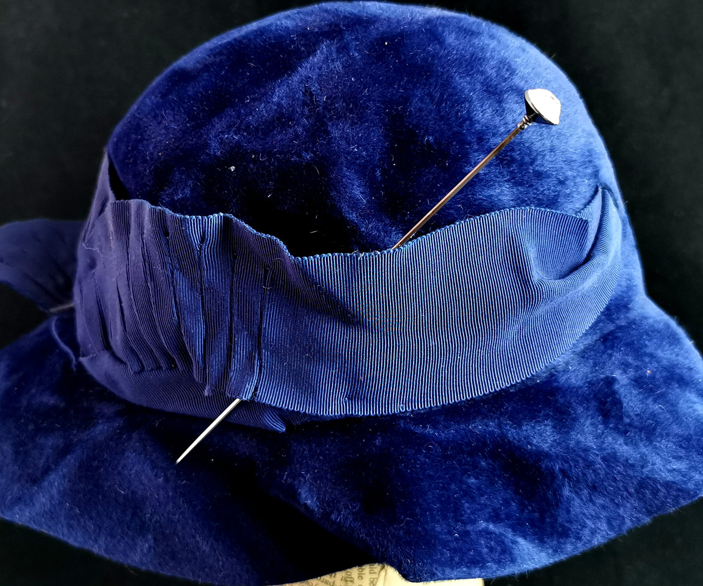 Vintage 1920s cobalt blue velvet cloche hat