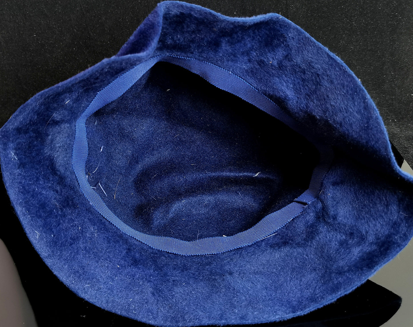 Vintage 1920s cobalt blue velvet cloche hat