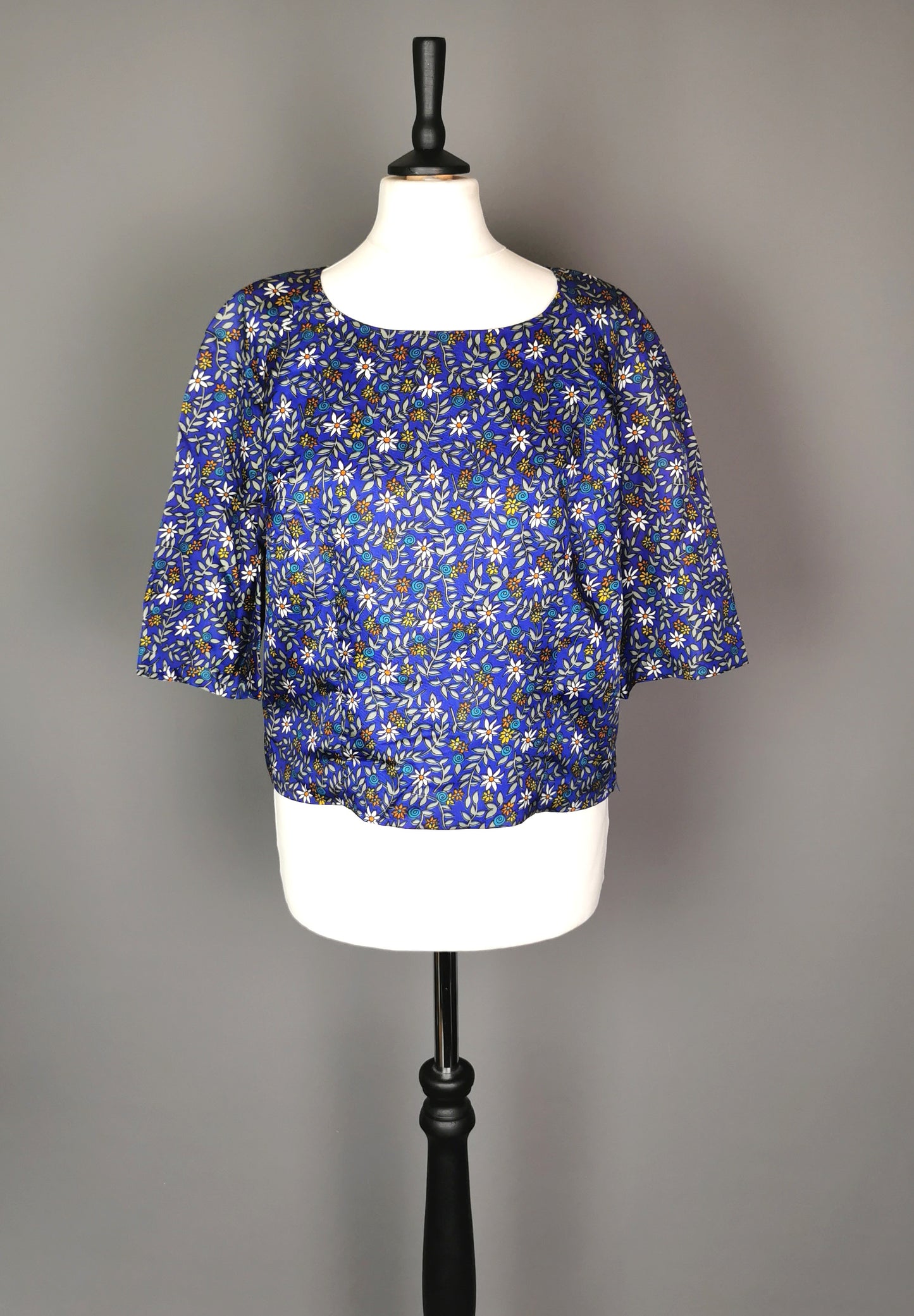 Vintage 1960s flower power cropped blouse