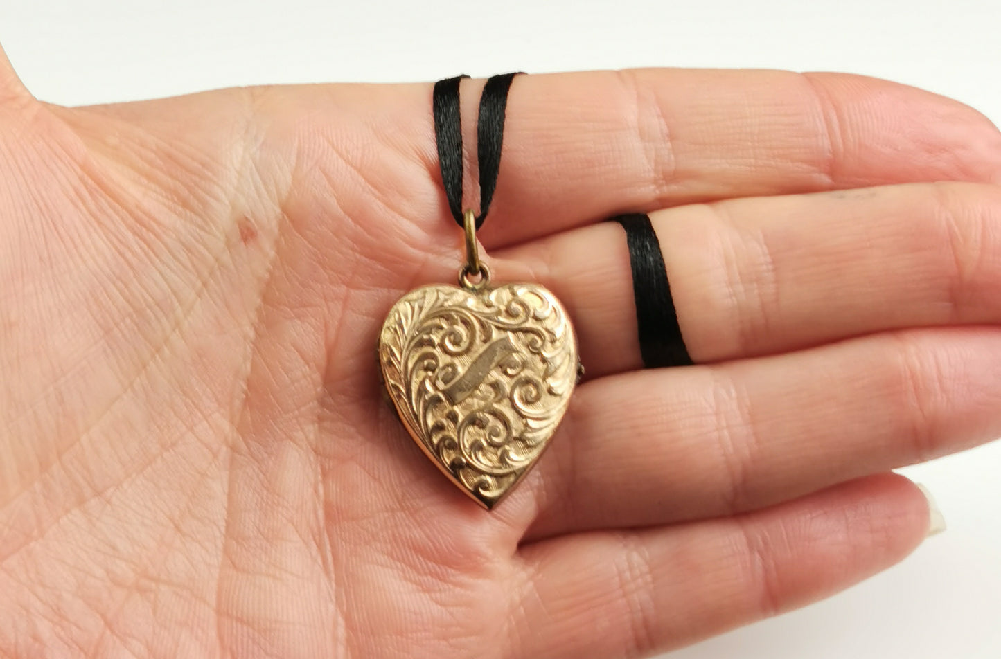 Vintage Art Deco gold plated heart locket