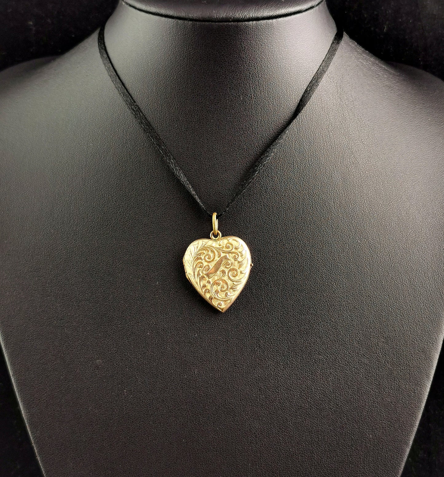 Vintage Art Deco gold plated heart locket