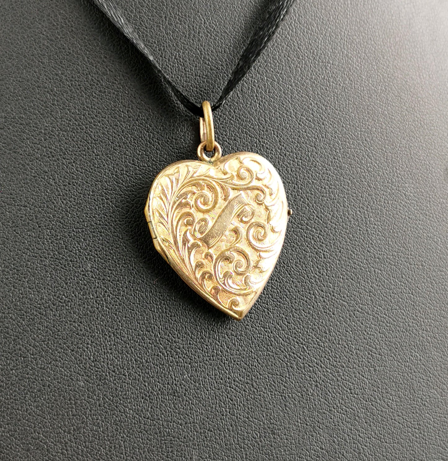 Vintage Art Deco gold plated heart locket