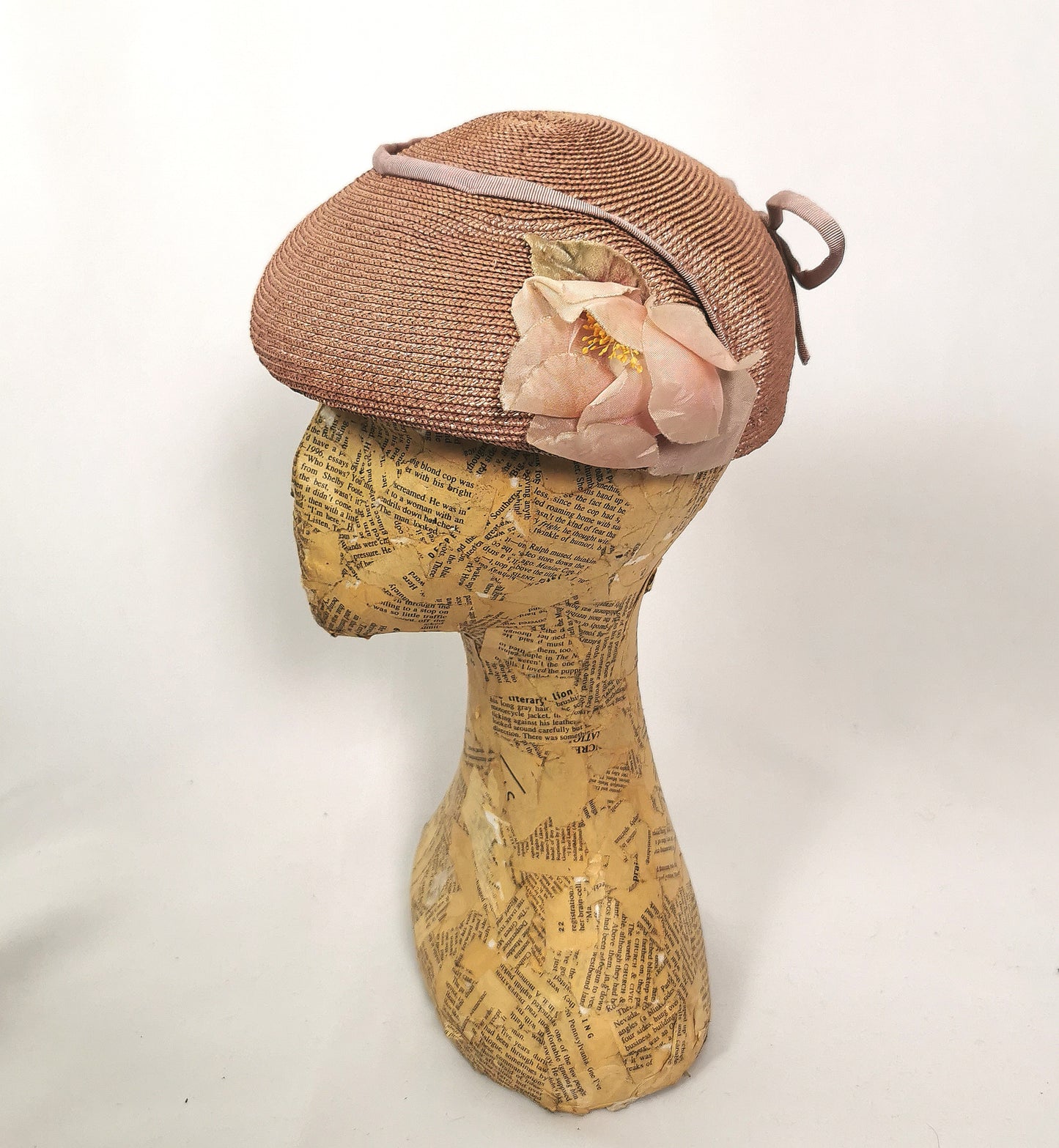 Vintage c1950s ladies peach sisal floral hat