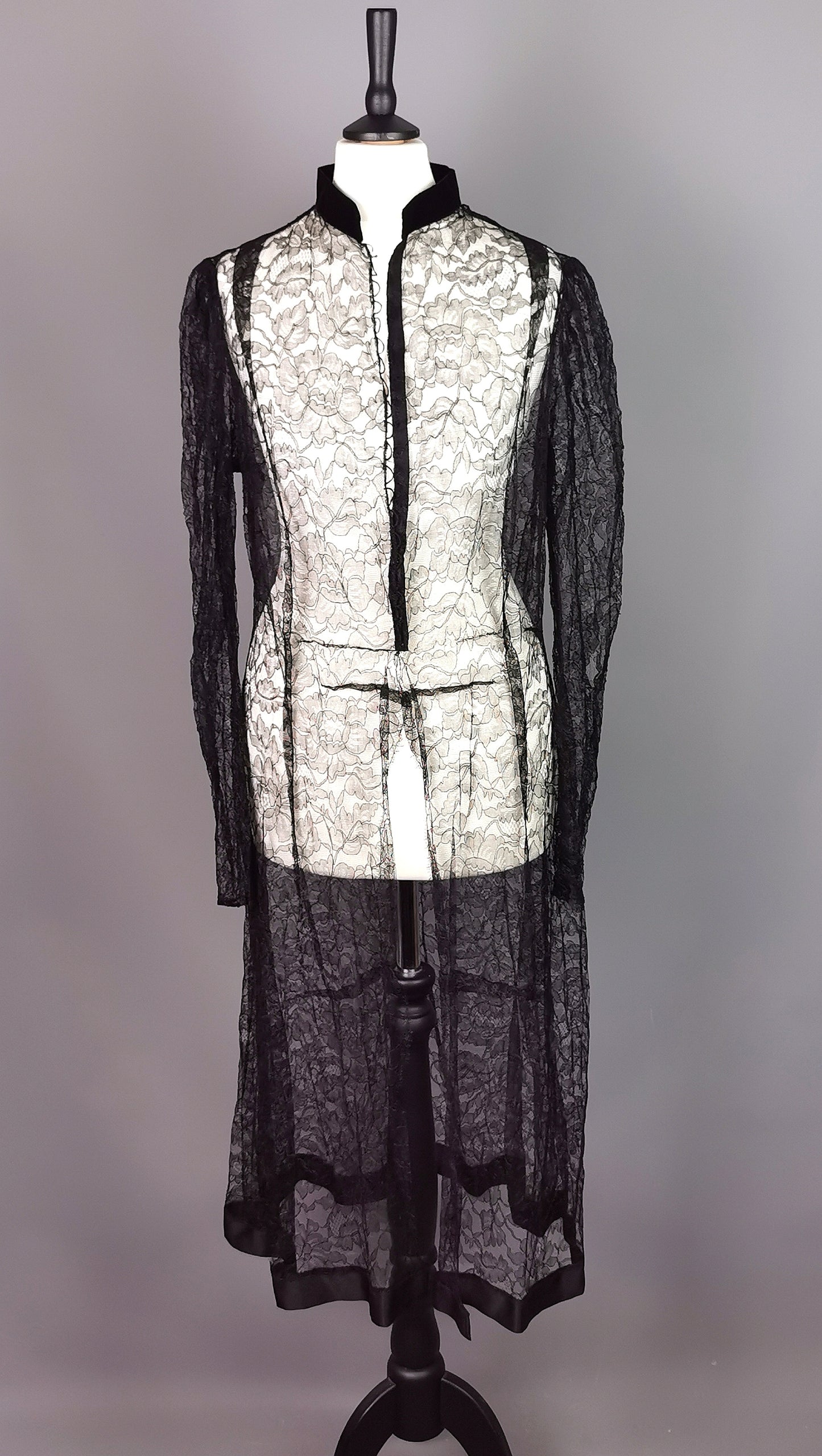 Vintage 1930s Black Chantilly lace jacket, Evening coat