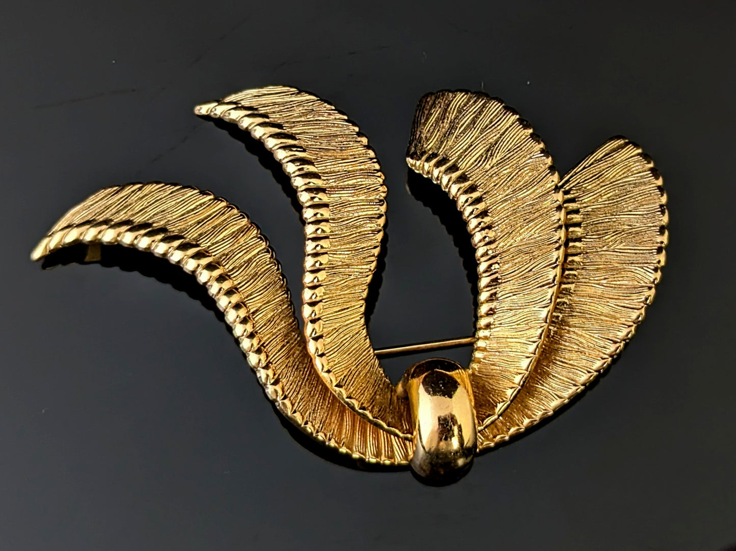 Vintage gold plated abstract bow brooch, Grosse