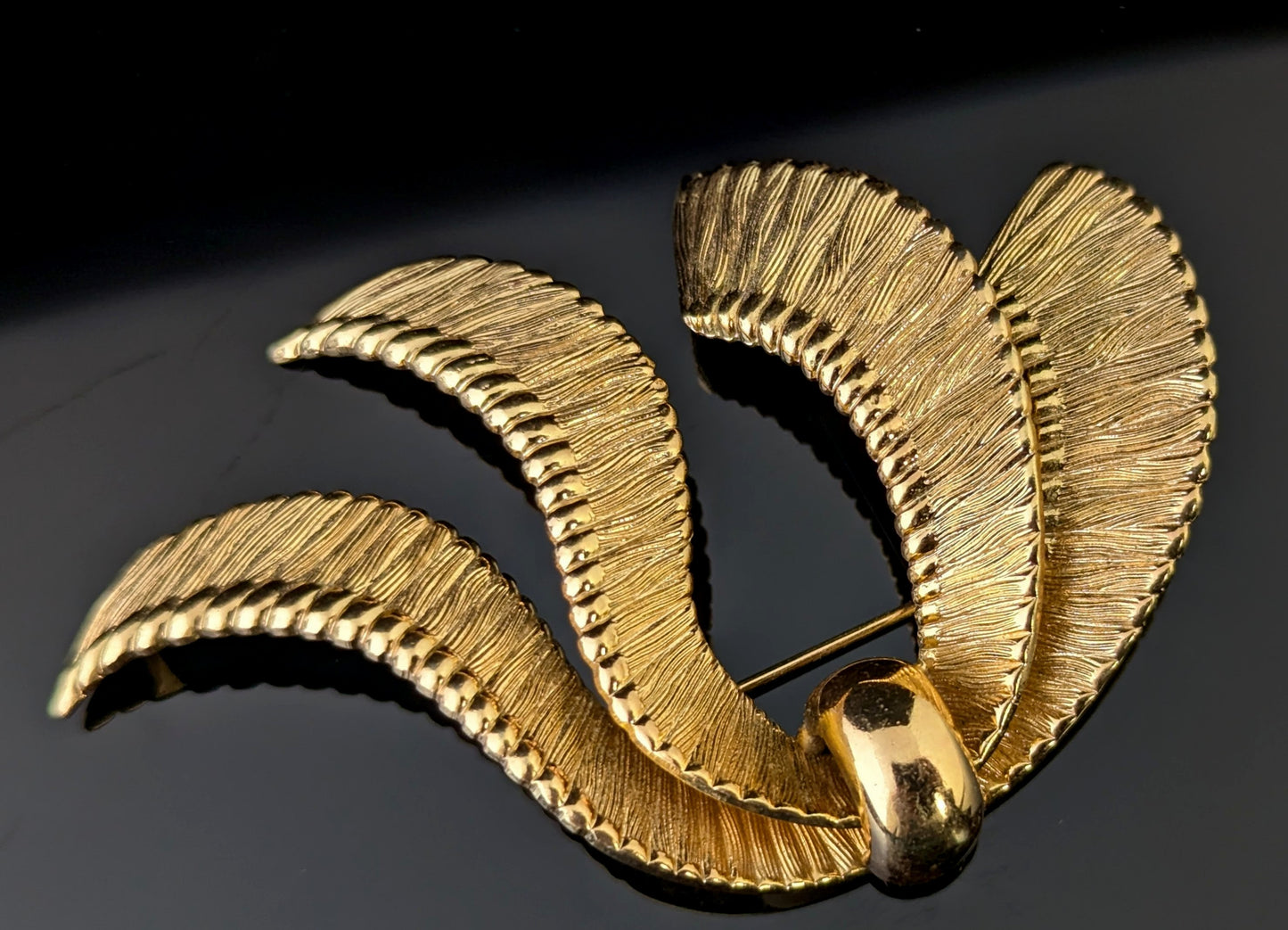 Vintage gold plated abstract bow brooch, Grosse