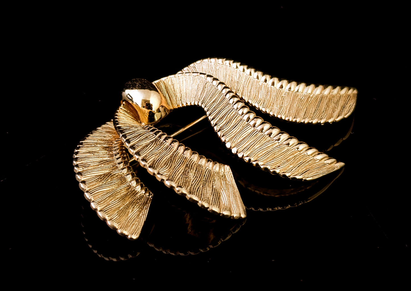 Vintage gold plated abstract bow brooch, Grosse