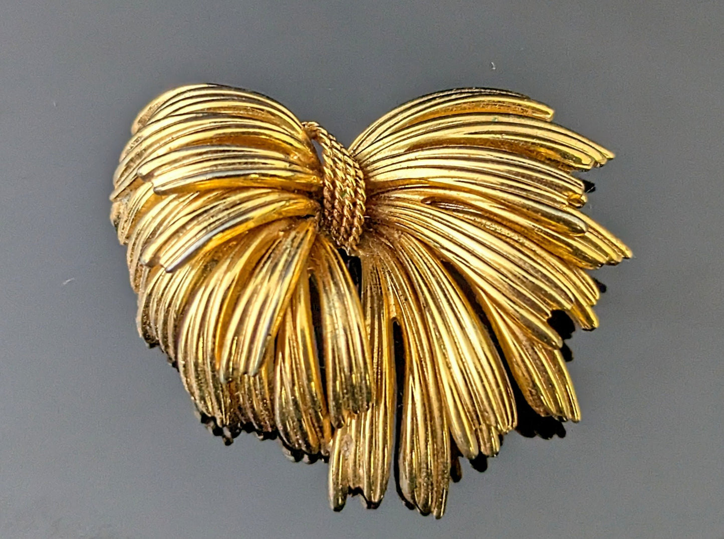 Vintage gold tone textured bow brooch, Grosse