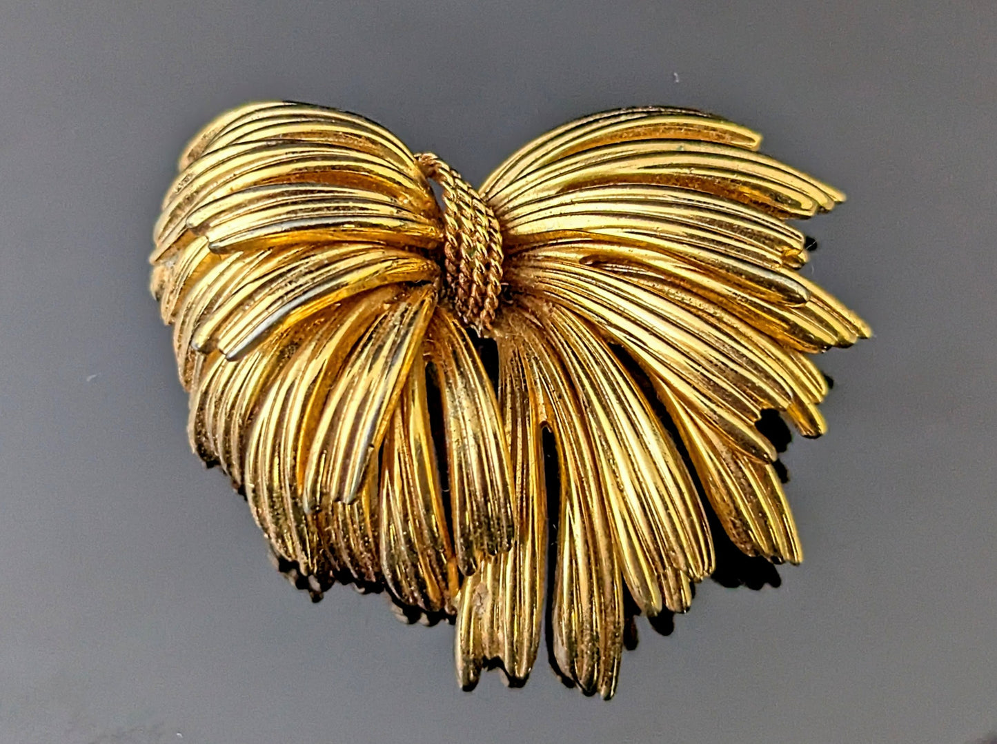 Vintage gold tone textured bow brooch, Grosse