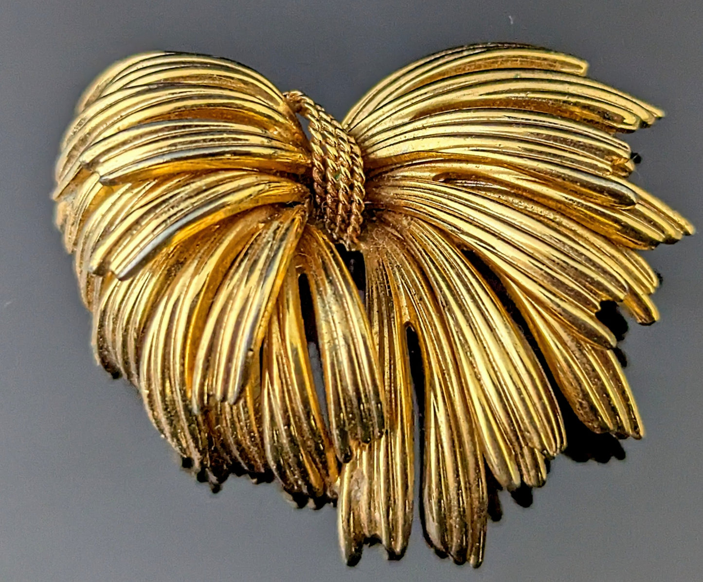 Vintage gold tone textured bow brooch, Grosse