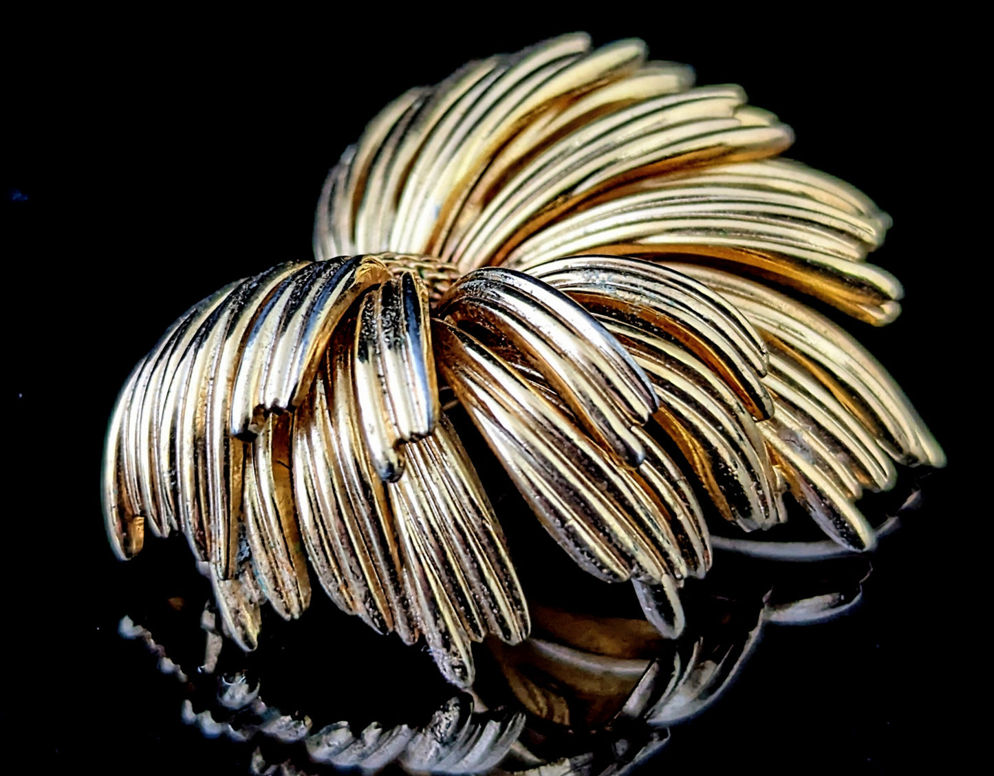 Vintage gold tone textured bow brooch, Grosse