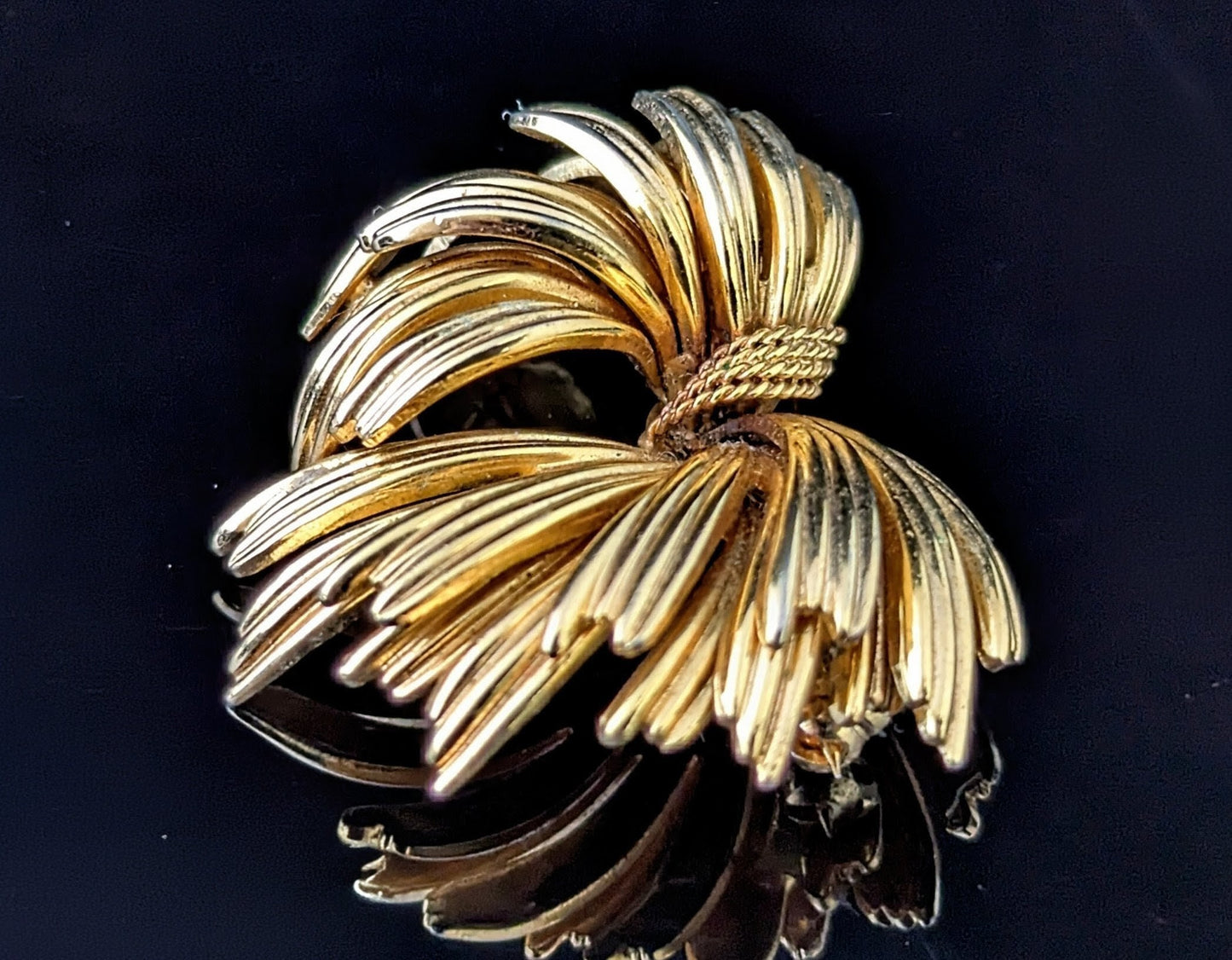 Vintage gold tone textured bow brooch, Grosse