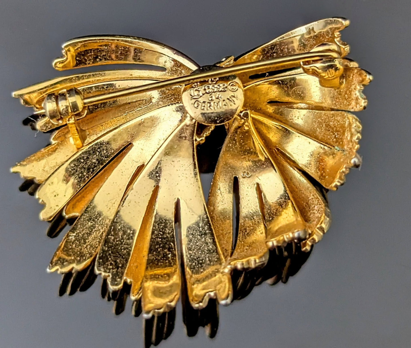 Vintage gold tone textured bow brooch, Grosse