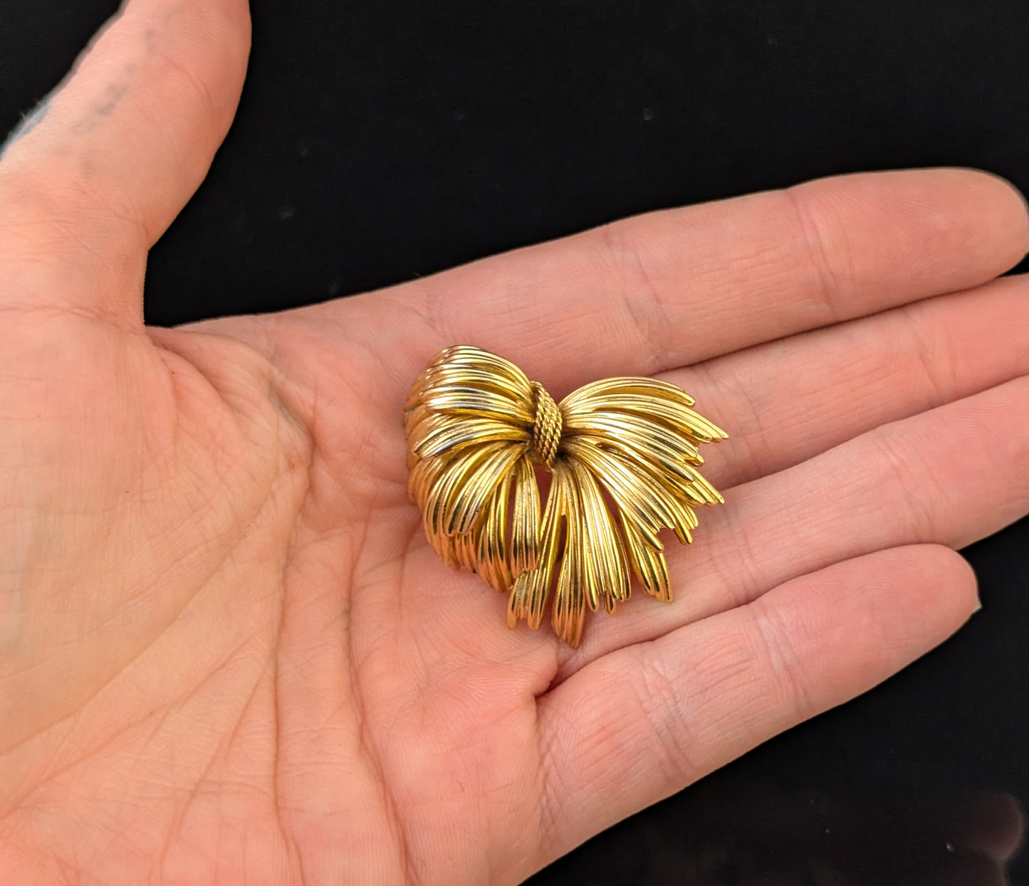 Vintage gold tone textured bow brooch, Grosse