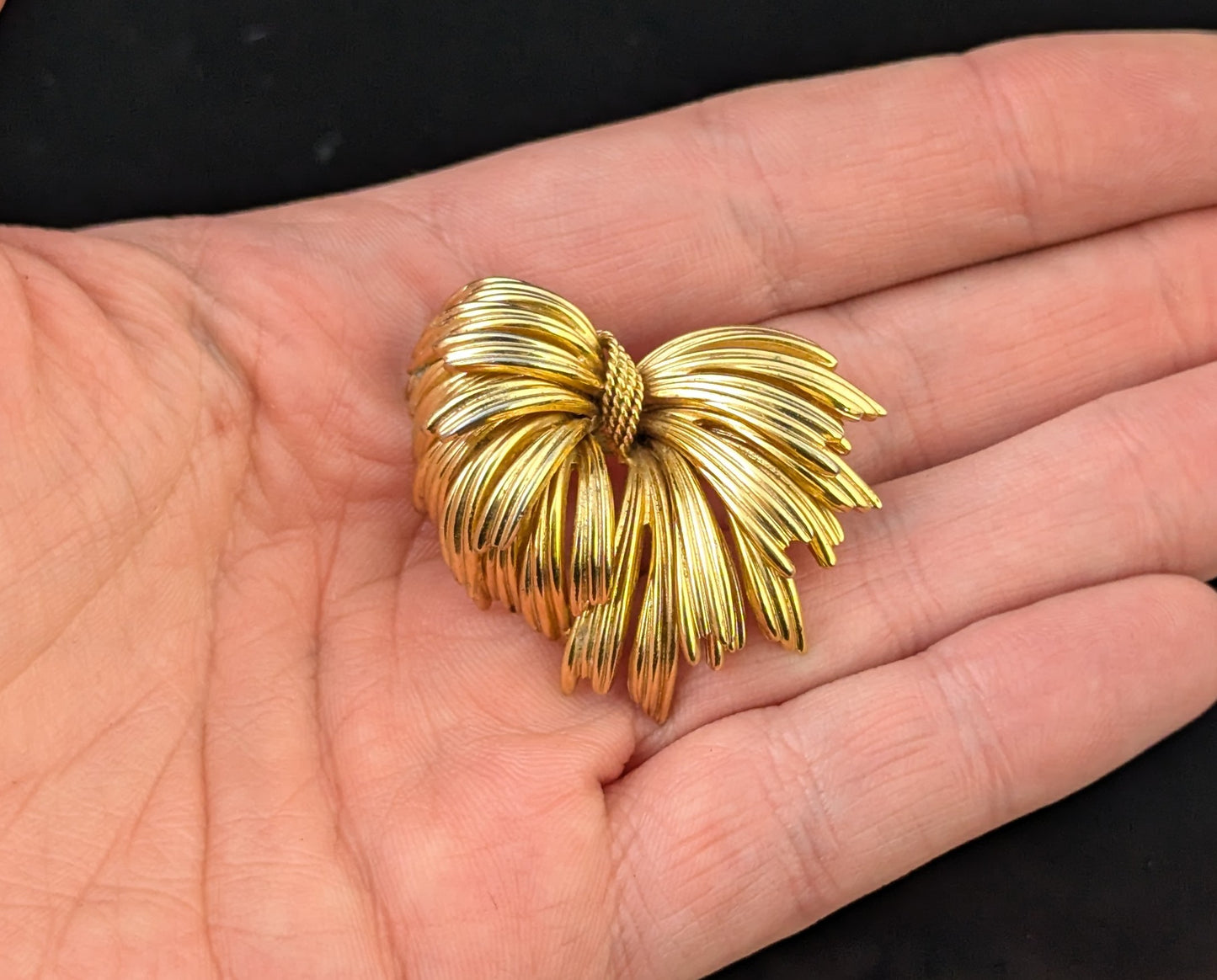 Vintage gold tone textured bow brooch, Grosse
