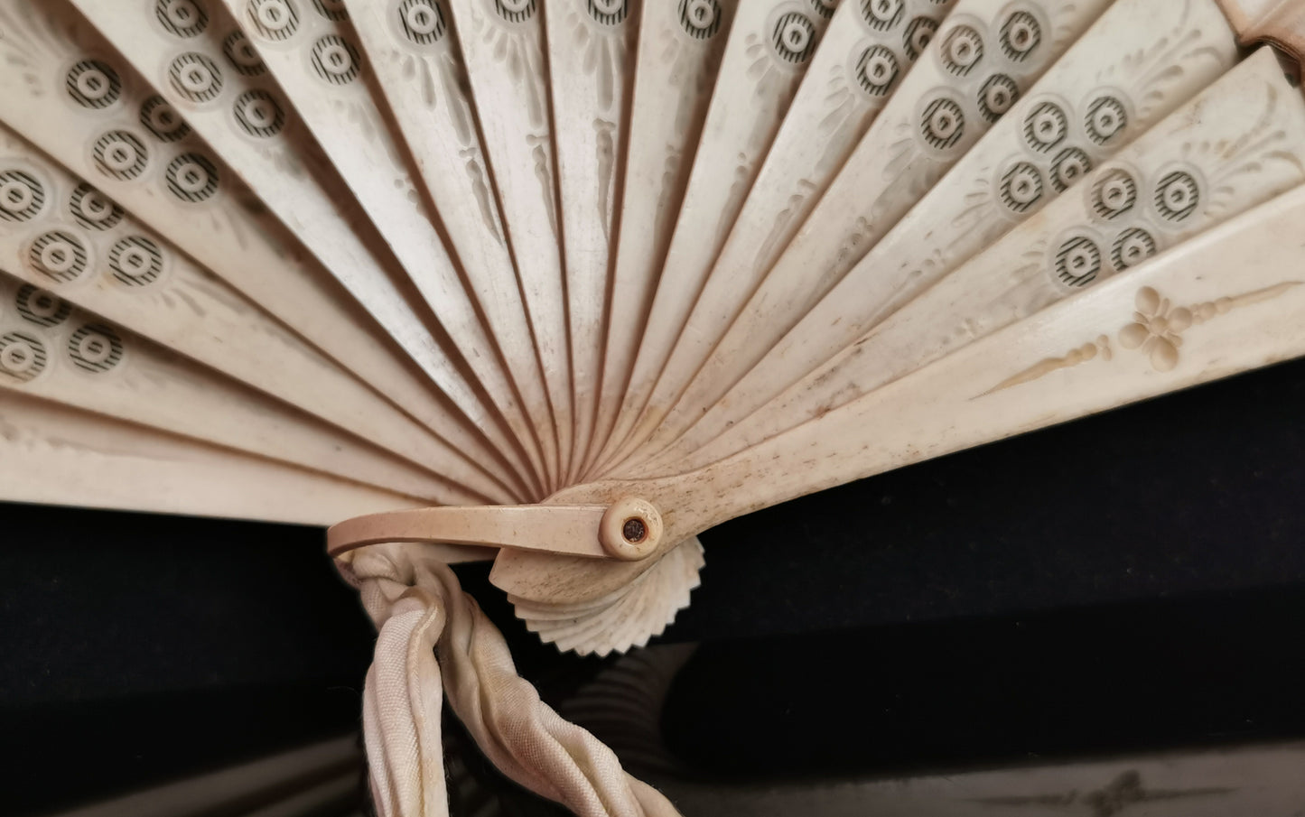 Antique Victorian hand fan, silk, feather and bone
