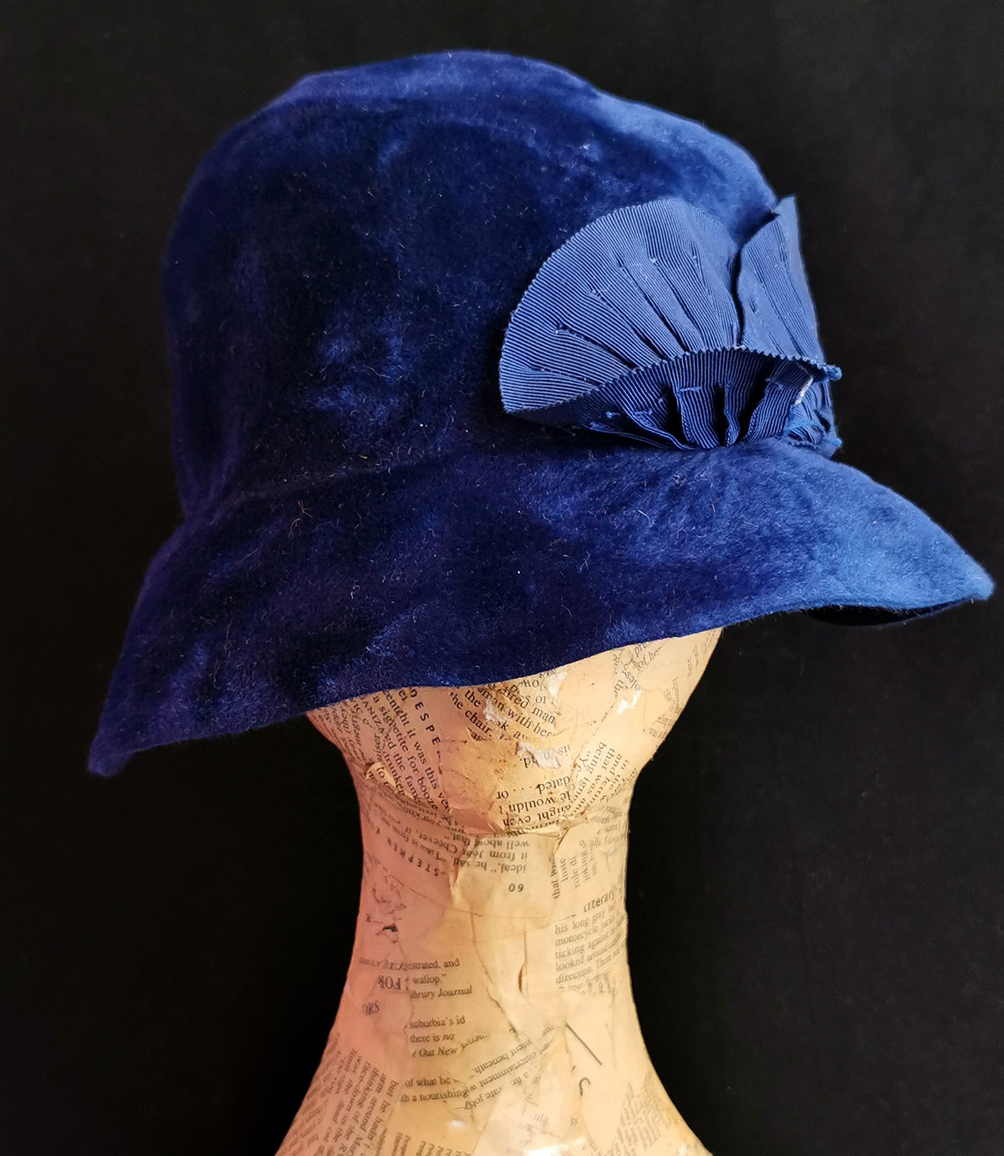Vintage 1920s cobalt blue velvet cloche hat