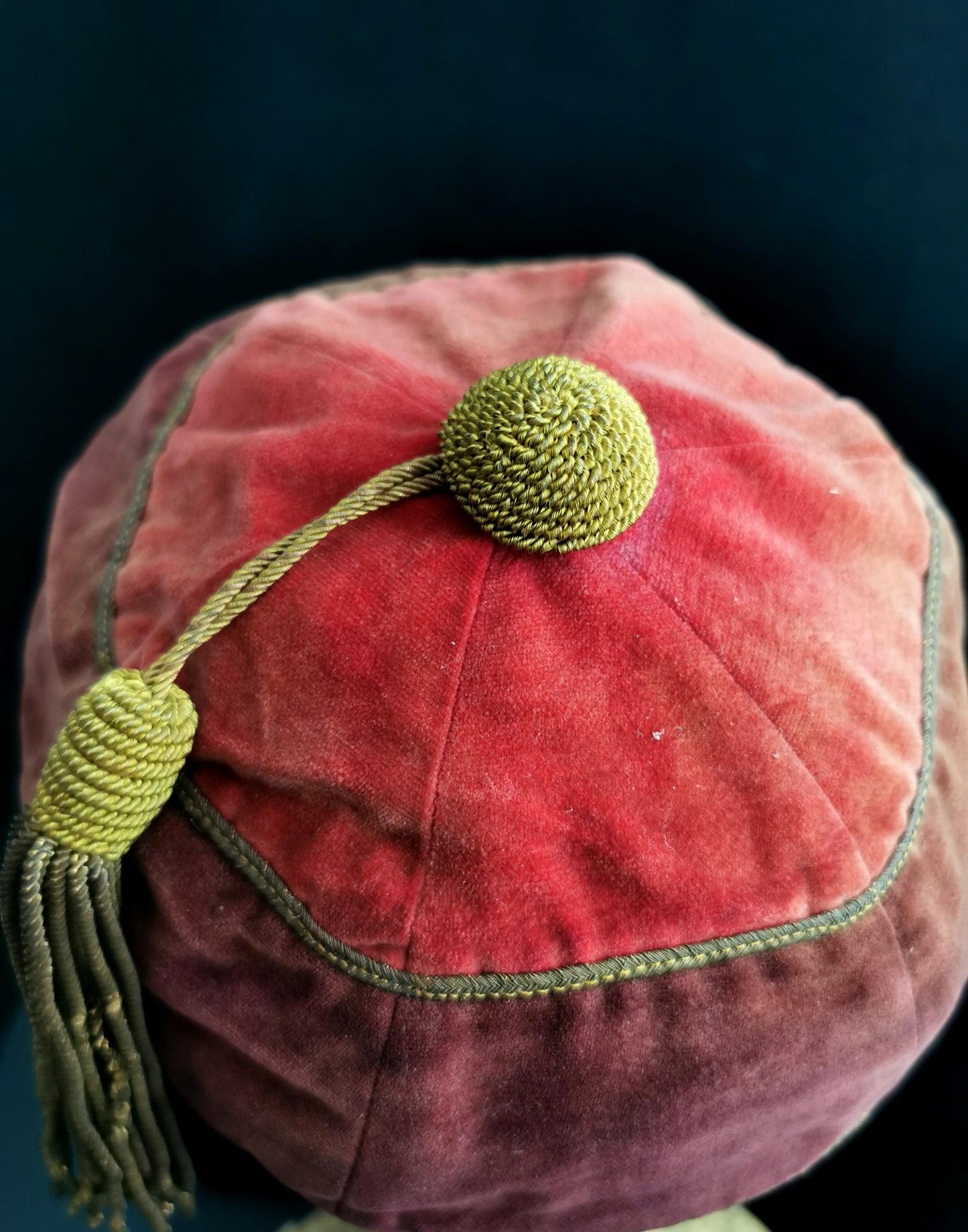 Antique velvet jockeys cap, sporting hat